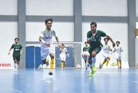pemain tim futsal Jatim saat berduel dengan pemain Banten pada laga semifinal PON Cabor Futsal Pria, Sabtu (7/9) di Gor Futsal Sumut. Foto: PB PON Aceh - Sumut 2024