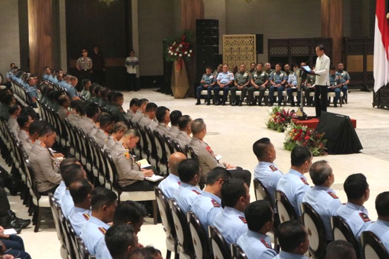 Presiden Joko Widodo saat menyampaikan arahan kepada pejabat TNI-Polri di Istana Negara IKN, Kalimantan Timur, Kamis (12/9/2024). Foto: Antara/Rangga Pandu Asmara Jingga