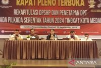 Ketua KPU Medan Mutia Atiqah didampingi 4 Komisioner KPU lainnya pada Rapat Pleno Terbuka Rekapitulasi DPSHP dan Penetapan DPT pada Pilkada serentak tahun 2024 tingkat Kota Medan di Hotel Le Polonia Medan, Jumat (20/9/2024). Foto: Antara/Juraidi