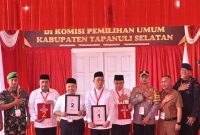 Komisi Pemilihan Umum Kabupaten Tapanuli Selatan, Sumatera Utara menetapkan nomor urut pasangan calon Bupati dan Wakil Bupati setempat yang akan bertarung di pemilihan kepala daerah (Pilkada) 2024. Foto: Antara/HO - KPU Tapsel