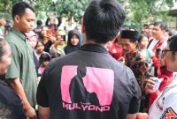 Ketua Umum PSI Kaesang Pangarep mengenakan rompi 