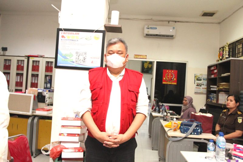 FM, Analis Kredit bank pelat merah yang ditahan Kejati Sumut terkait dugaan korupsi pemberian fasilitas kredit yang merugikan negara. Foto: Humas Kejati Sumut