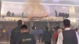 Sejumlah petugas berupaya melakukan pemadaman api yang membakar tenan di Terminal 3 Bandara Internasional Soekarno-Hatta. Foto: Antara/Azmi