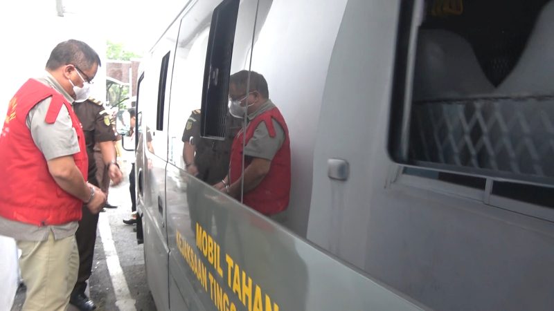 Tersangka dugaan korupsi peningkatan jalan di Toba Samosir TA 2021 berinisial JT saat ditahan di Kejati Sumut. Foto: Humas Kejati Sumut