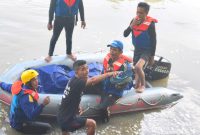 Tim SAR gabungan mengevakuasi jenazah seorang pemuda yang terpeleset ke Sungai Padang, Kota Tebing Tinggi, Sumut. Foto: Humas Basarnas Medan