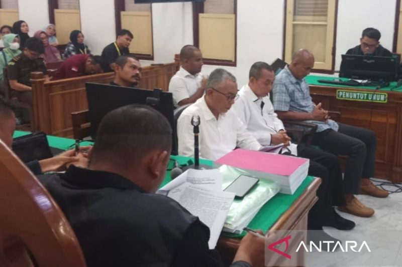 Lima terdakwa (tengah) ketika mendengarkan dakwaan JPU Cabjari Deli Serdang, di ruang sidang Cakra IX, Pengadilan Tipikor pada Pengadilan Negeri Medan, Senin (9/9/2024). Foto: Antara
