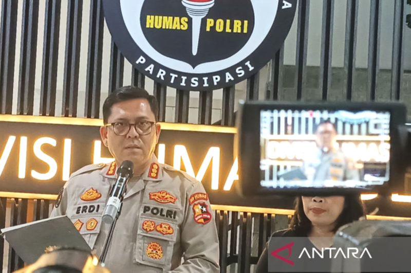 Kepala Bagian Penerangan Umum Divisi Humas Polri Kombes Pol Erdi A Chaniago memberi keterangan kepada media di Jakarta, Jumat (13/9/2024). Foto: Antara/Khaerul Izan