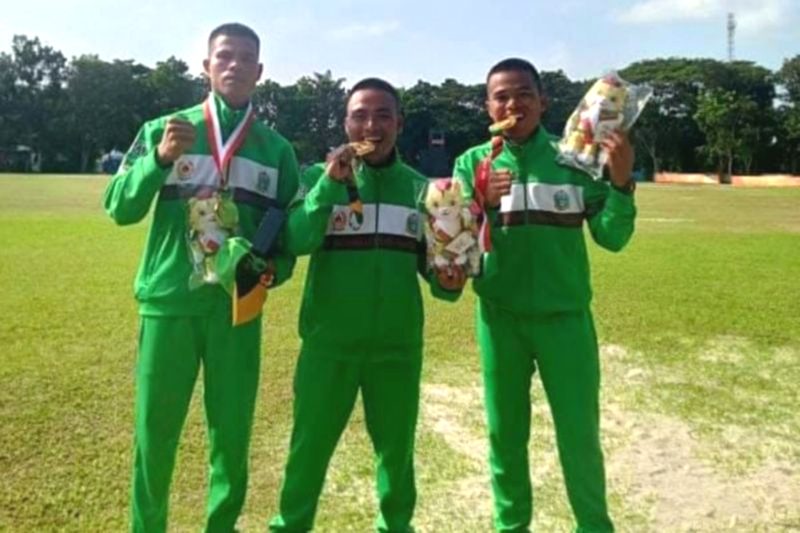 Tiga mahasiswa Fakultas Ilmu Keolahragaan Universitas Negeri Medan (Unimed) berhasil meraih medali emas pada cabang olahraga kriket putra untuk kontingen Sumatera Utara di Pekan Olahraga Nasional (PON) XX/2024. Foto: Antara/HO