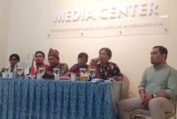 Mersi boru Silalahi saat menyampaikan kronologi penangkapan sang suami dan lima pejuang masyarakat adat Sihaporas di di Gedung Persekutuan Gereja-gereja Indonesia (PGI) di Jalan Salemba Raya, Jakarta, Rabu (11/9). Foto: Istimewa