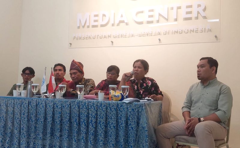 Mersi boru Silalahi saat menyampaikan kronologi penangkapan sang suami dan lima pejuang masyarakat adat Sihaporas di di Gedung Persekutuan Gereja-gereja Indonesia (PGI) di Jalan Salemba Raya, Jakarta, Rabu (11/9). Foto: Istimewa