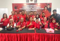 Ketua DPP PDIP Rony Talapesy (tengah) saat memberikan keterangan kepada sejumlah awak media, Selasa (4/9) di Kantor DPP PDIP Sumut, Medan. Foto: Dok. PDIP Sumut