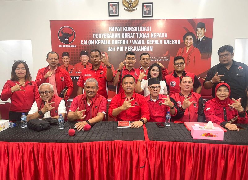 Ketua DPP PDIP Rony Talapesy (tengah) saat memberikan keterangan kepada sejumlah awak media, Selasa (4/9) di Kantor DPP PDIP Sumut, Medan. Foto: Dok. PDIP Sumut