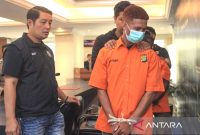 Satu dari dua tersangka kasus pembubaran paksa diskusi Forum Tanah Air (FTA) di Kemang, berjalan usai konferensi pers di Polda Metro Jaya, Jakarta, Minggu (29/9/2024). Foto: ANTARA FOTO/Reno Esnir