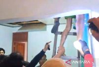 Tangkapan layar - proses penangkapan tersangka pembunuh remaja penjual gorengan di Kecamatan 2x11 Kayu Tanam, Kabupaten Padang Pariaman, Sumbar. Foto: Antara/Aadiaat M. S