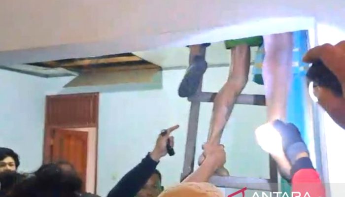 Detik-detik Polisi Tangkap Pembunuh Gadis Penjual Gorengan, Sembunyi di Loteng!