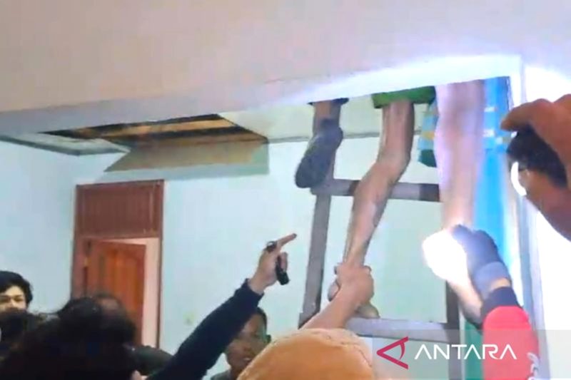 Tangkapan layar - proses penangkapan tersangka pembunuh remaja penjual gorengan di Kecamatan 2x11 Kayu Tanam, Kabupaten Padang Pariaman, Sumbar. Foto: Antara/Aadiaat M. S