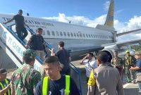 Pesawat TNI AU yang digunakan membawa Pilot Susi Air Kapten Phillip Mark menuju Bandar Udara Internasional Halim Perdanakusuma dari Lanut Yohanis Kapiyau, Timika, Sabtu (21/9). Foto: Antara/HO-Humas Polda Papua