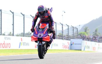 Jorge Martin saat beratraksi usai taklukkan MotoGP Mandalika 2024. Foto: Istimewa