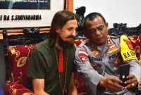 Pilot Pilot Susi Air Kapten Philip Mark Marthens (kiri) bersama Satgas Operasi Damai Cartenz 2024. Foto: Antara/HO-Humas Polda Papua