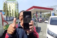 Salah satu pendaftar subsidi tepat pertalite bernama Agung di Surabaya, Jawa Timur, Selasa (3/9/2024). Foto: Antara/HO-Pertamina Patra Niaga