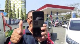 Salah satu pendaftar subsidi tepat pertalite bernama Agung di Surabaya, Jawa Timur, Selasa (3/9/2024). Foto: Antara/HO-Pertamina Patra Niaga