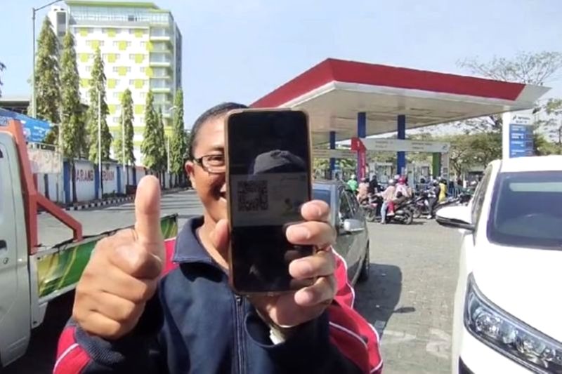 Salah satu pendaftar subsidi tepat pertalite bernama Agung di Surabaya, Jawa Timur, Selasa (3/9/2024). Foto: Antara/HO-Pertamina Patra Niaga