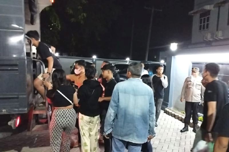 Kepolisian Resor (Polres) Tanjungbalai menjaring 29 orang bukan pasangan suami istri di Kota Tanjungbalai, Sumatera Utara, Minggu (1/9/2024) dini hari. Foto: Antara/HO-Polres Tanjungbalai