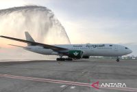 Tradisi water salute menyambut kedatangan pesawat Saudia Airlines penerbangan perdana dari Jeddah saat tiba di di Bandara Internasional Kualanamu Deli Serdang, Sabtu (31/8). Foto: PT Angkasa Pura Aviasi