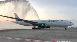 Tradisi water salute menyambut kedatangan pesawat Saudia Airlines penerbangan perdana dari Jeddah saat tiba di di Bandara Internasional Kualanamu Deli Serdang, Sabtu (31/8). Foto: PT Angkasa Pura Aviasi