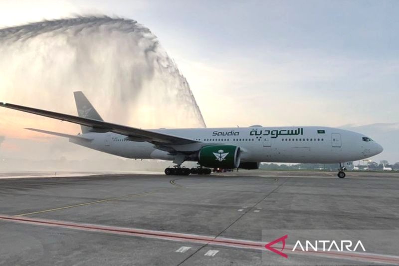 Tradisi water salute menyambut kedatangan pesawat Saudia Airlines penerbangan perdana dari Jeddah saat tiba di di Bandara Internasional Kualanamu Deli Serdang, Sabtu (31/8). Foto: PT Angkasa Pura Aviasi