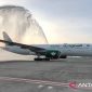 Tradisi water salute menyambut kedatangan pesawat Saudia Airlines penerbangan perdana dari Jeddah saat tiba di di Bandara Internasional Kualanamu Deli Serdang, Sabtu (31/8). Foto: PT Angkasa Pura Aviasi