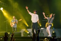 Band Sheila On 7 sukses mengobati kerinduan puluhan ribu penggemarnya di Kota Medan dalam konser bertajuk 'Tunggu Aku Di' yang berlansung di Lanud Soewondo Medan, Sabtu (14/9) malam. Foto: Dok. Antara Suara