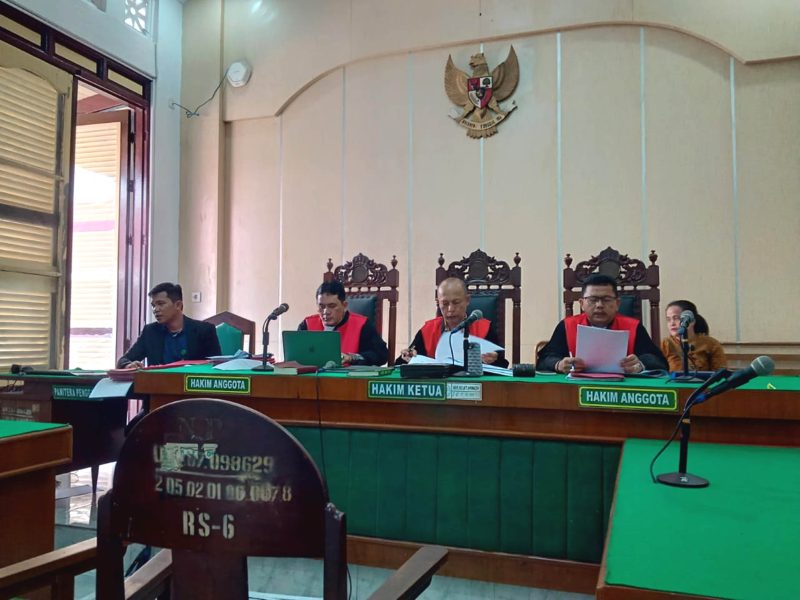 Majelis hakim saat membacakan amar putusan terhadap terdakwa Suparman dalam persidangan di Pengadilan Negeri Medan. Foto: topikseru.com/Edward Gilbert Munthe