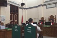Bupati Nonaktif Labuhan Batu Erik Adtrada Ritonga saat mendengarkan tuntutan Jaksa KPK di Pengadilan Negeri Medan. Foto: topikseru.com/Edward Gilbert Munthe