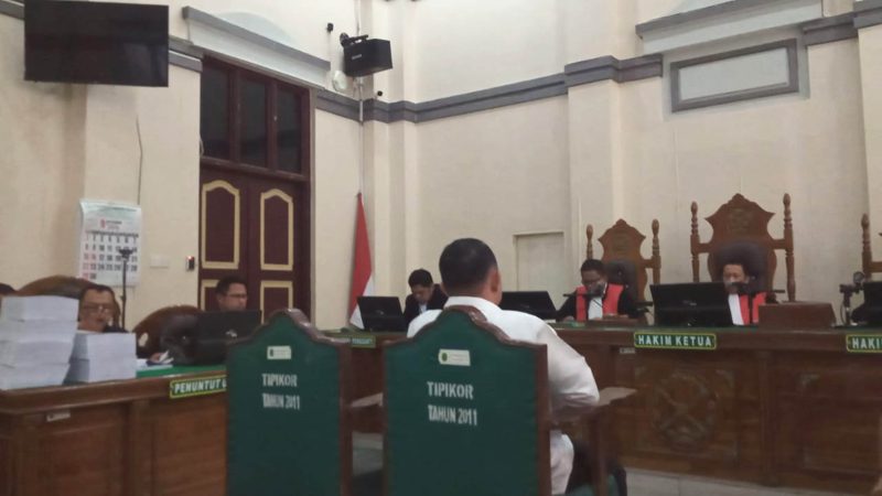Bupati Nonaktif Labuhan Batu Erik Adtrada Ritonga saat mendengarkan tuntutan Jaksa KPK di Pengadilan Negeri Medan. Foto: topikseru.com/Edward Gilbert Munthe