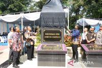 Wali Kota Medan Bobby Nasution (kanan) meresmikan Patung DR (HC) Sutan Raja DL Sitorus di Taman Cadika Medan, Kamis (12/9/2024). Foto: Antara/HO-Diskominfo Kota Medan
