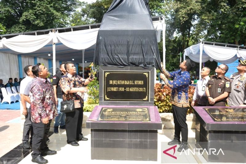 Wali Kota Medan Bobby Nasution (kanan) meresmikan Patung DR (HC) Sutan Raja DL Sitorus di Taman Cadika Medan, Kamis (12/9/2024). Foto: Antara/HO-Diskominfo Kota Medan