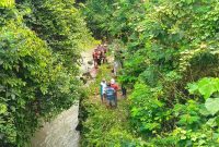 Tim SAR bersama warga saat melakukan pencarian korban di Sungai Aek Simbolon, Kabupaten Dairi. Foto: Dok. Basarnas Medan