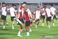 Sejumlah pesepak bola Timnas Indonesia melakukan pemanasan sebelum latihan resmi jelang pertandingan melawan Timnas Australia pada laga kedua Grup C putaran ketiga Kualifikasi Piala Dunia 2026 Zona Asia di Stadion Madya, kompleks Gelora Bung Karno, Senayan, Jakarta, Senin (9/9/2024). Foto: Antara Foto