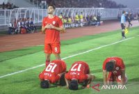 Pemain Timnas Indonesia U-20 Jens Raven (kiri) dan rekan-rekannya mengungkapkan rasa syukur usai membobol gawang Timnas Yaman U-20 pada Kualifikasi Piala Asia U-20 2025 Grup F di Stadion Madya Gelora Bung Karno, Jakarta, Minggu (29/9). Foto: ANTAR FOTO/Dhemas Reviyanto