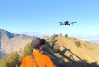 Tim SAR gabungan saat melakukan pencarian WNA asal Rusia yang hilang saat mendaki Gunung Rinjani dengan menggunakan drone, Minggu (15/09/2024). Foto: Antara/HO-Humas SAR Mataram
