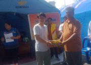 Pasangan Romantis Serahkan Bantuan kepada Korban Kebakaran di Pasar Belakang