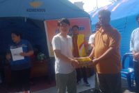 Tim pasangan ROMANTIS saat menyerahkan bantuan kepada korban kebakaran di Pasar Belakang, Kota Sibolga. Foto: Topikseru.com/ Hendra Simanjuntak