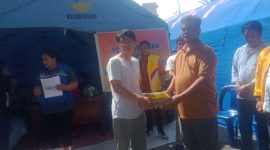 Tim pasangan ROMANTIS saat menyerahkan bantuan kepada korban kebakaran di Pasar Belakang, Kota Sibolga. Foto: Topikseru.com/ Hendra Simanjuntak