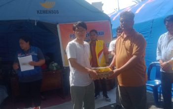 Tim pasangan ROMANTIS saat menyerahkan bantuan kepada korban kebakaran di Pasar Belakang, Kota Sibolga. Foto: Topikseru.com/ Hendra Simanjuntak