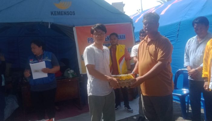 Pasangan Romantis Serahkan Bantuan kepada Korban Kebakaran di Pasar Belakang