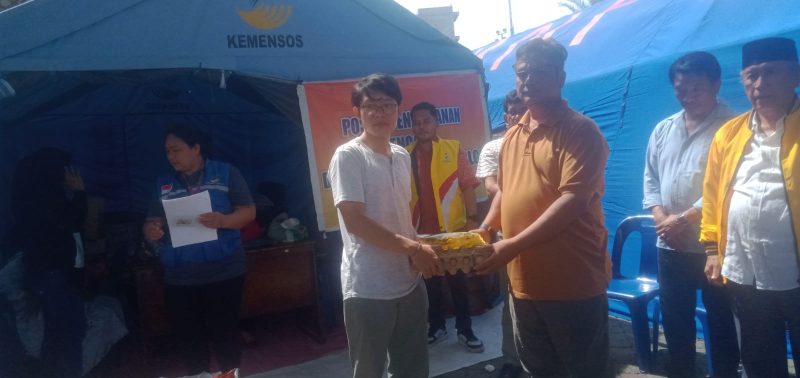 Tim pasangan ROMANTIS saat menyerahkan bantuan kepada korban kebakaran di Pasar Belakang, Kota Sibolga. Foto: Topikseru.com/ Hendra Simanjuntak