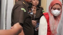 Mantan Kadis Kesehatan Tapteng berinisial N (mengenakan masker), saat ditahan petugas Kejati Sumut. Foto: Isimewa