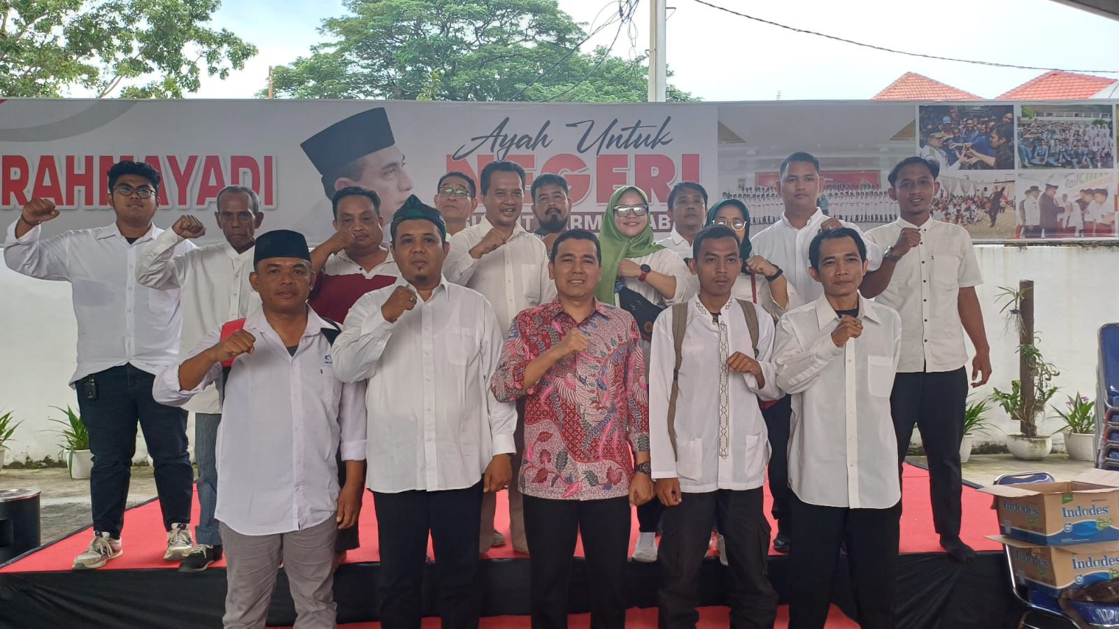 Bakal Calon Wakil Gubernur Sumut, Hasan Basri Sagala (mengenakan batik) saat menerima dukungan dari Komunitas Warga Nahdliyin Bermartabat. Foto: Istimewa