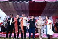 Pasangan Edy Rahmayadi-Hasan Basri Sagala saat menghadiri Pesta Patambor di Toba. Foto: Istimewa